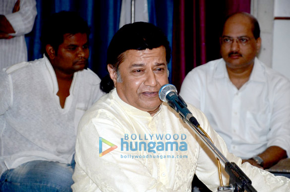 celebs attend ravindra jains prayer meet 3