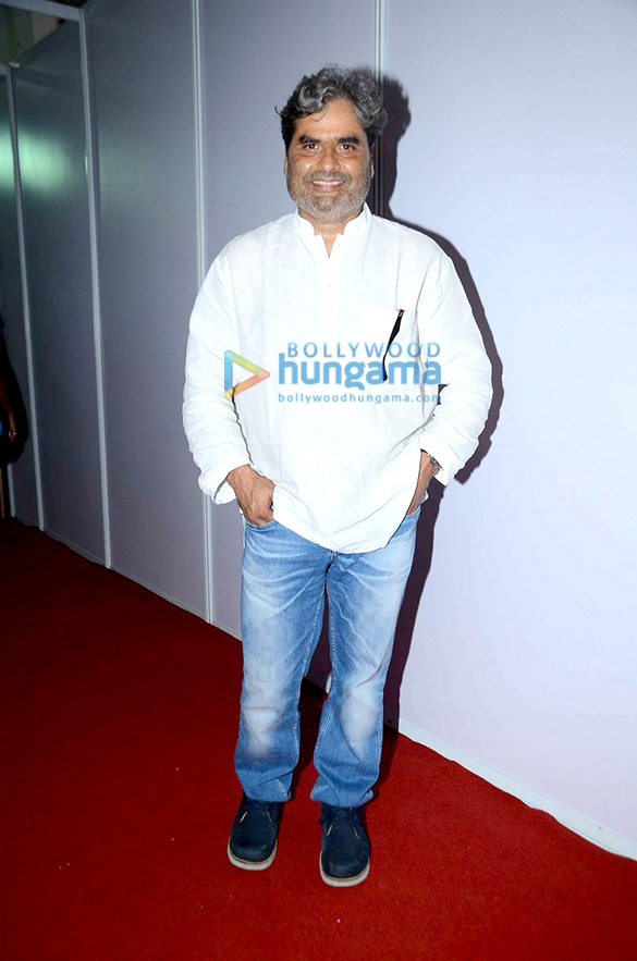 juhi chawla graces jp singhals exhibition at jj institute 8