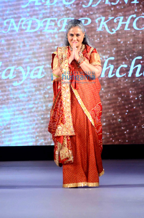 jaya bachchan suzannne khan shweta nanda walk for abu jani at mission hazar charity show 5