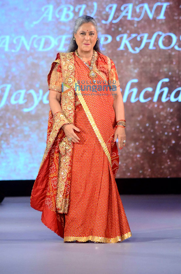 jaya bachchan suzannne khan shweta nanda walk for abu jani at mission hazar charity show 2
