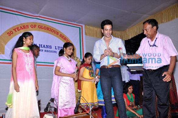 tusshar kapoor felicitates blind girls 2
