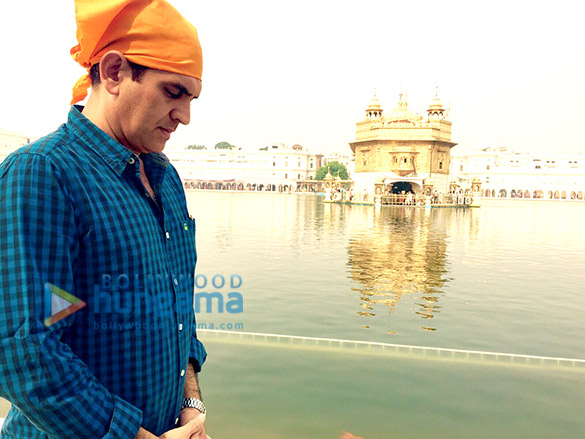omung kumar snapped visiting dalbir kaurs house 3