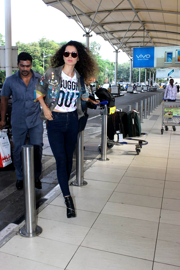 kangna ranaut snapped at domestic airport 6
