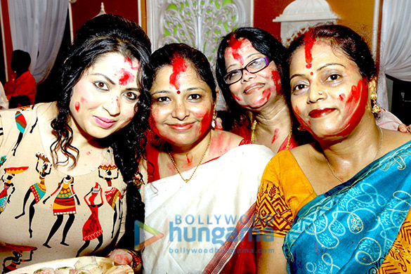 misti mukherjee participates in sindur khela celebrations 4