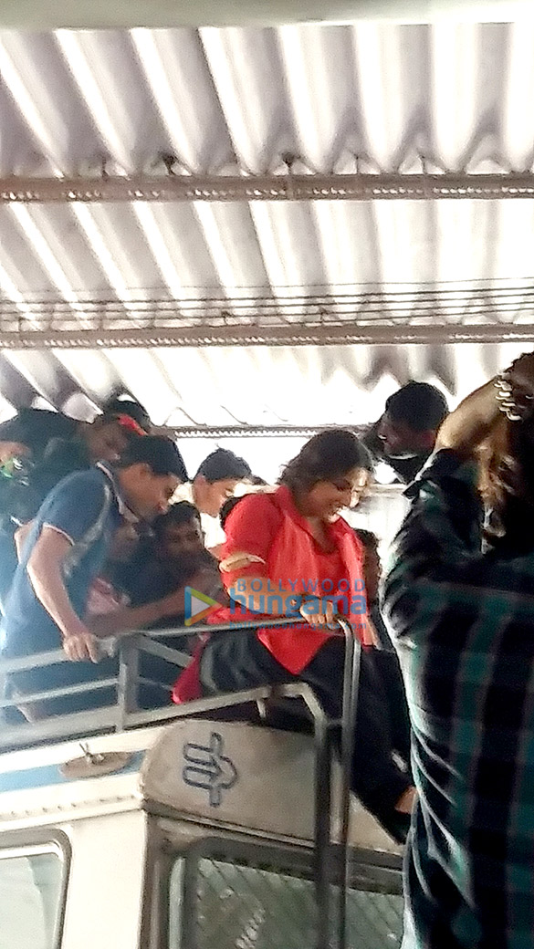 vidya balan turns coolie for a day 11