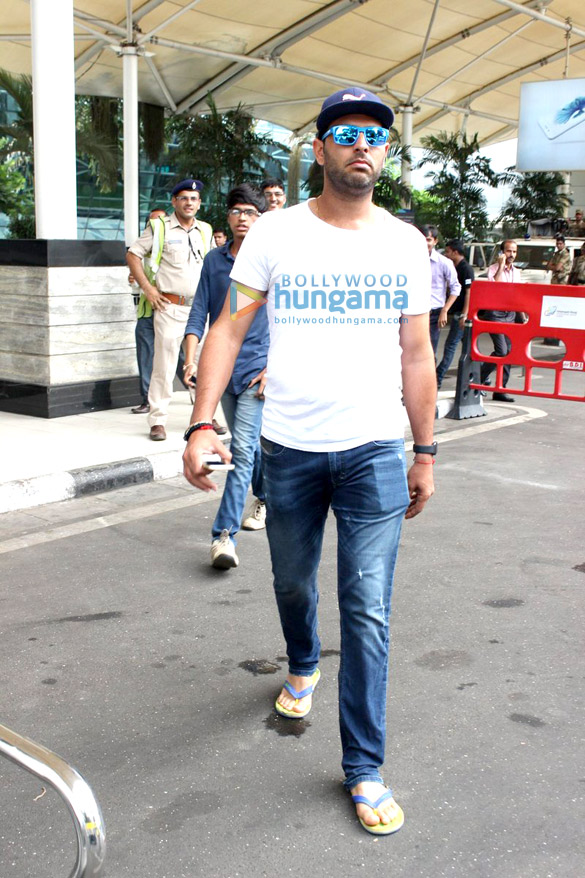 yuvraj singh snapped at the domestic airport 3