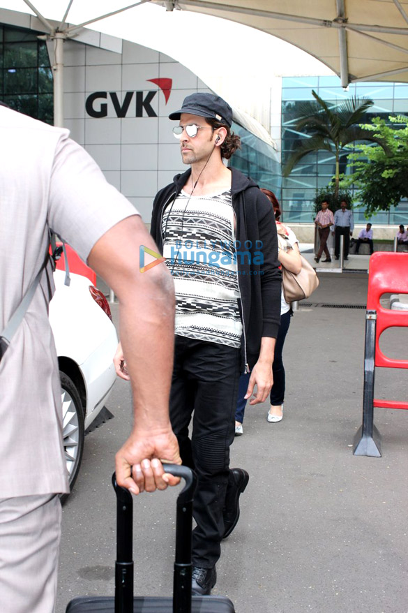 hrithik roshan snapped at the domestic airport 11