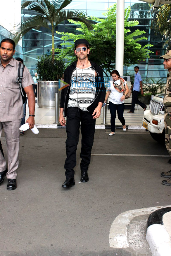 hrithik roshan snapped at the domestic airport 4