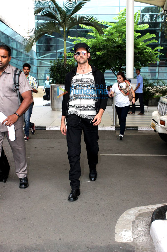 hrithik roshan snapped at the domestic airport 5