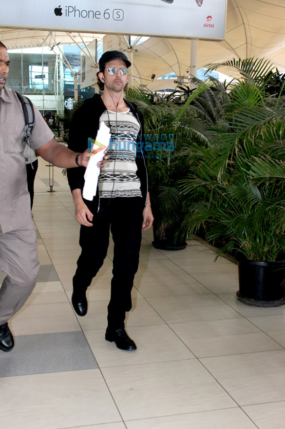 hrithik roshan snapped at the domestic airport 3