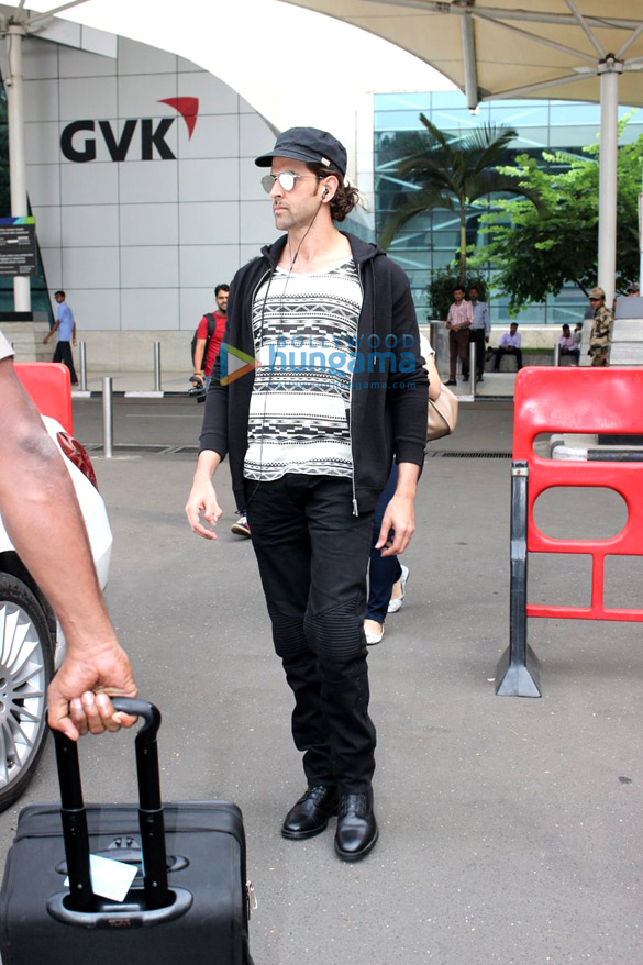 hrithik roshan snapped at the domestic airport 10