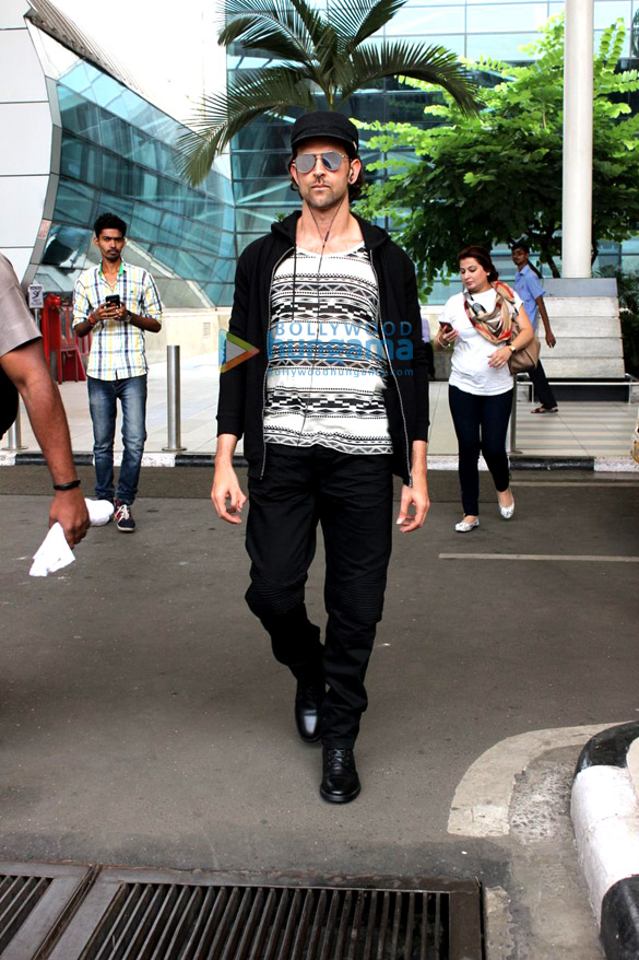 hrithik roshan snapped at the domestic airport 6