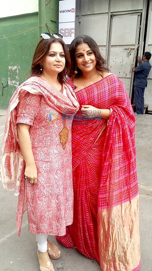 vidya balan poses with rajasthans first female coolie 5