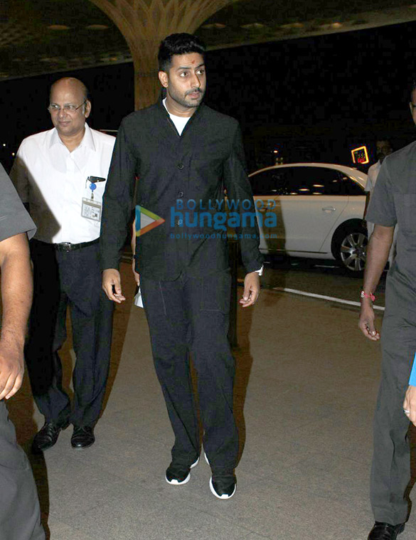 abhishek bachchan snapped leaving for london to meet aishwarya rai bachchan on karva chauth 4