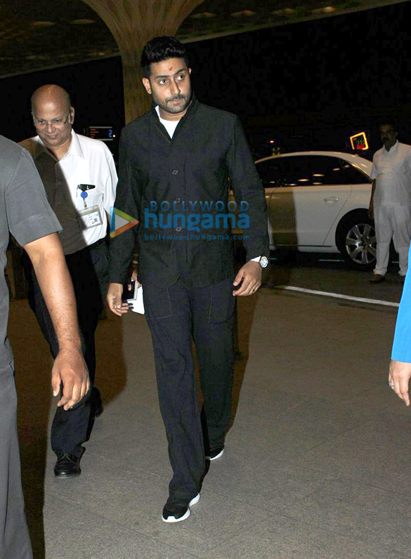 abhishek bachchan snapped leaving for london to meet aishwarya rai bachchan on karva chauth 2