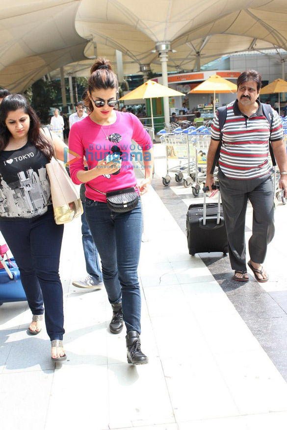 jacqueline fernandez arrives back from bangalore 8