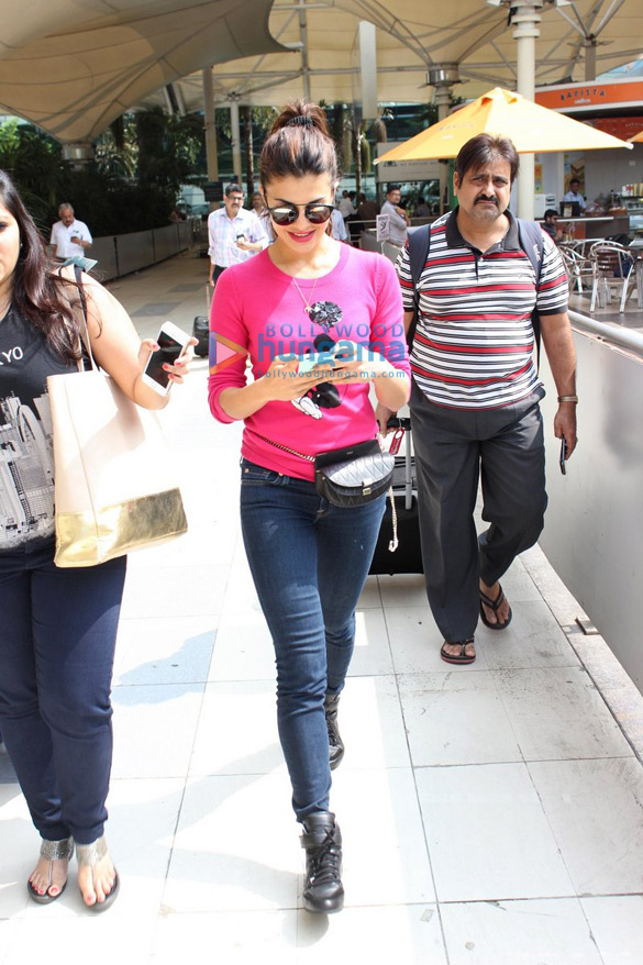 jacqueline fernandez arrives back from bangalore 6