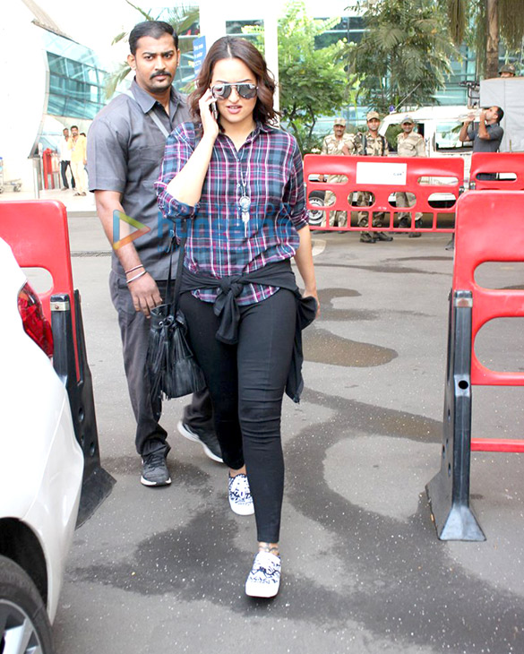 sonakshi sinha snapped at domestic airport 11