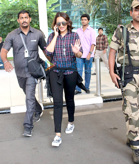 sonakshi sinha snapped at domestic airport 4