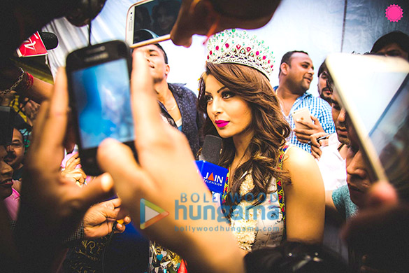 urvashi rautela gets a warm welcome at dehradun airport 2