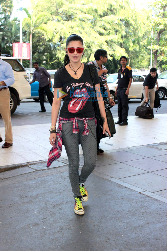 shruti haasan spotted at the domestic airport 3