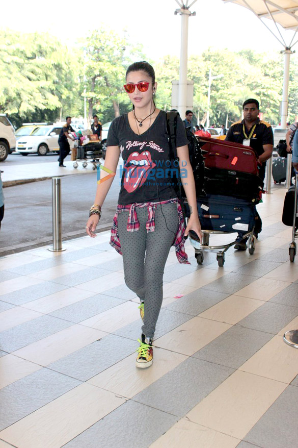 shruti haasan spotted at the domestic airport 6