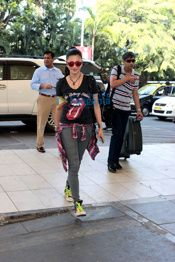 shruti haasan spotted at the domestic airport 2