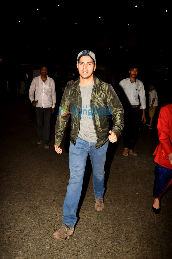 varun dhawan snapped at the international airport 7