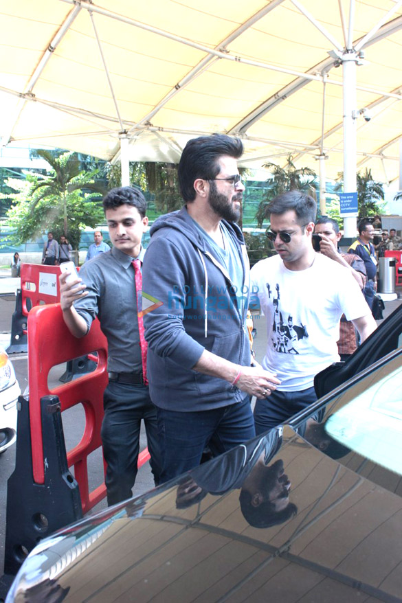 sonam kapoor anil kapoor anushka sharma sunny leone and others snapped at domestic airport 13