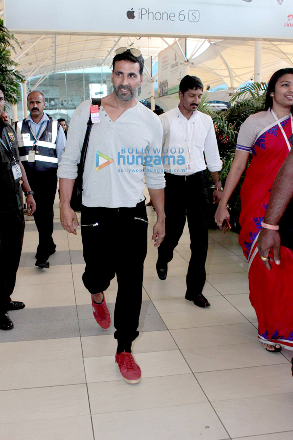 akshay kumar abhishek bachchan anil kapoor and others snapped at the domestic airport 2