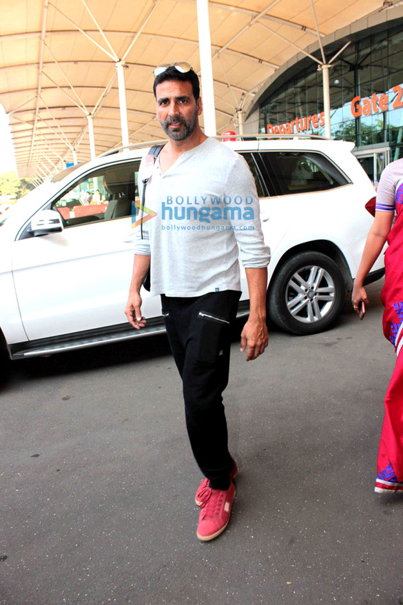 akshay kumar abhishek bachchan anil kapoor and others snapped at the domestic airport 3