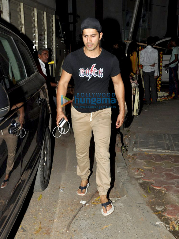varun dhawan snapped at karan johars office 6