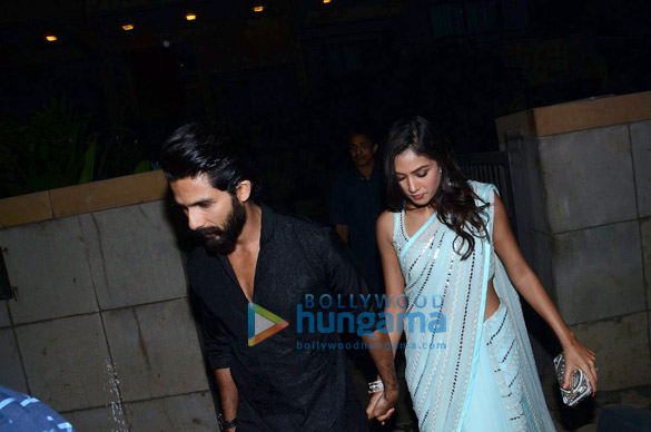 shahid kapoor mira rajput snapped at their juhu home 4