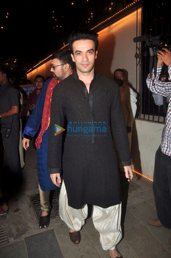 celebs grace amitabh bachchans diwali bash at jalsa 16