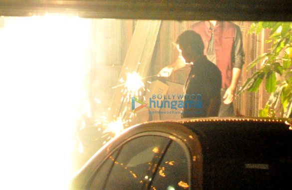 ranbir kapoor rishi kapoor snapped burning crackers on diwali 5