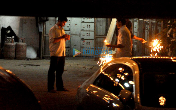 ranbir kapoor rishi kapoor snapped burning crackers on diwali 6
