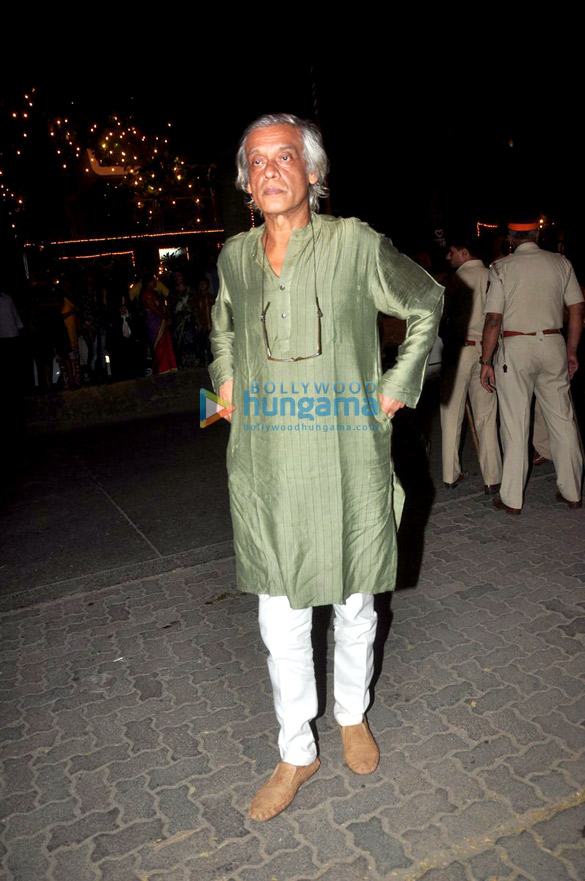 celebs grace amitabh bachchans diwali bash at jalsa 38