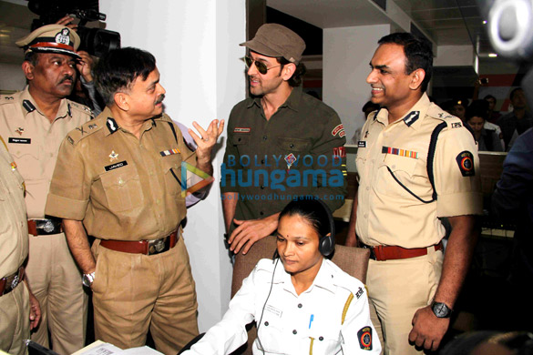 hrithik roshan meets mumbai traffic police officers 4