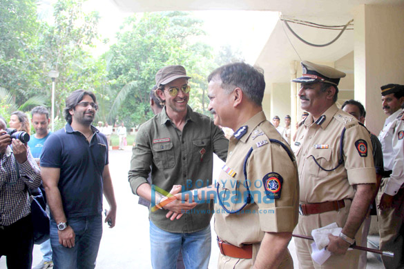 hrithik roshan meets mumbai traffic police officers 9