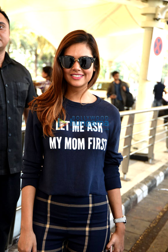esha gupta snapped on her way back to delhi 12