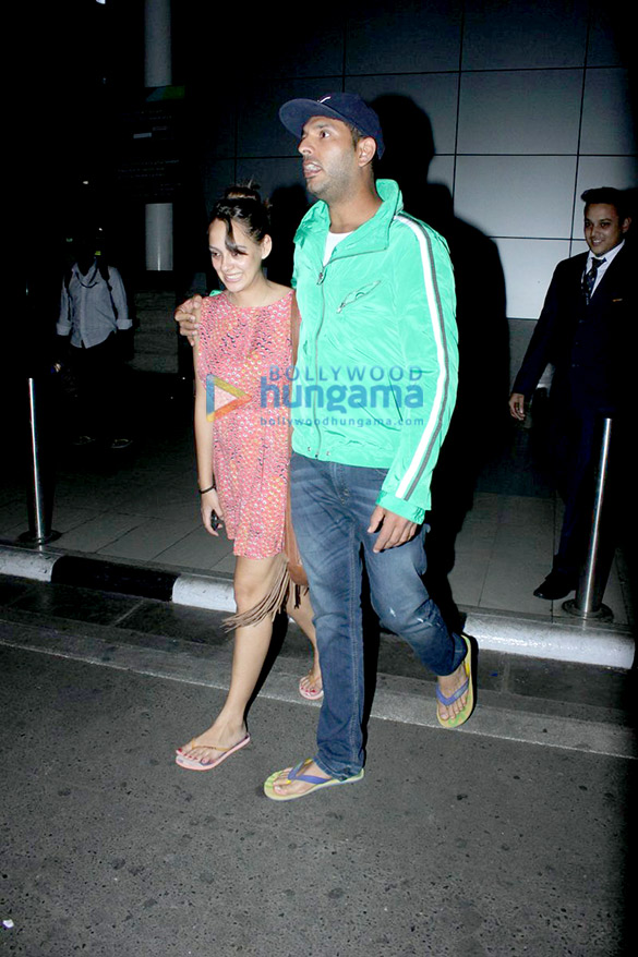 yuvraj singh hazel keech snapped at the domestic airport 6