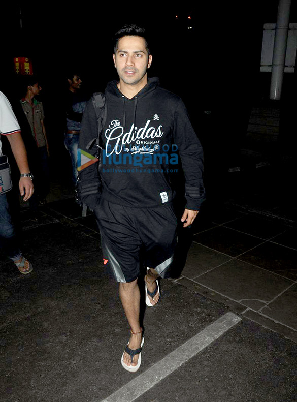 varun dhawan snapped leaving for goa 3