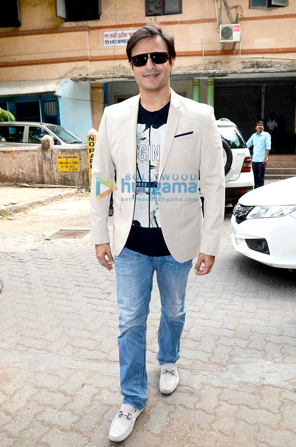 vivek oberoi unveils the cover of society interiors annual 2015 10