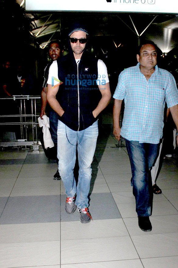 hrithik roshan spotted at the domestic airport 5