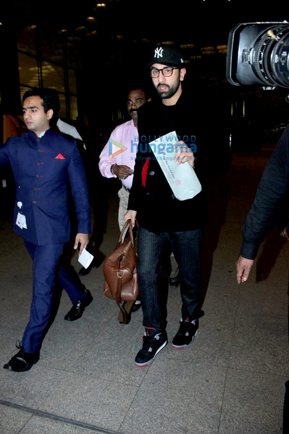 ranbir kapoor departs for ae dil hai mushkil shoot in london 8