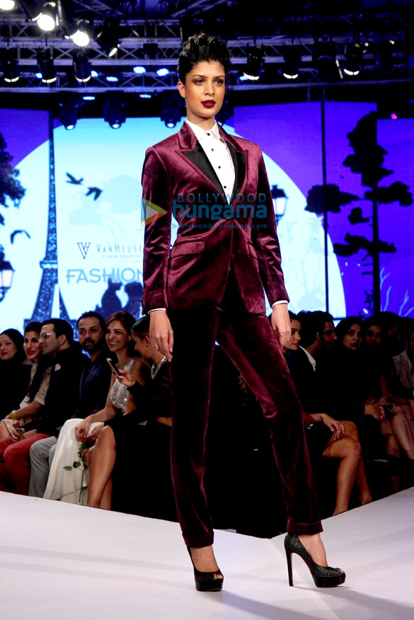 saif ali khan kunal kapoor randeep hooda tina desai and others walk at van heusen gq fashion nights day 1 5