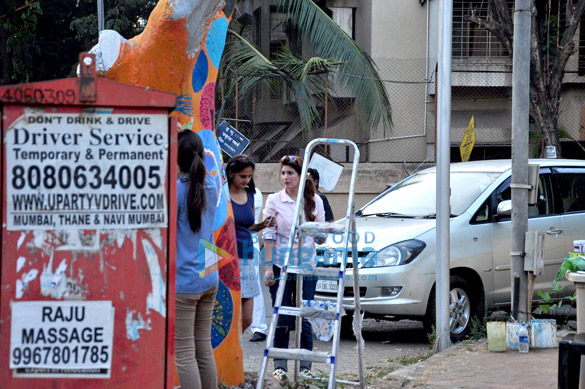 twinkle khanna snapped painting a tree in juhu 2