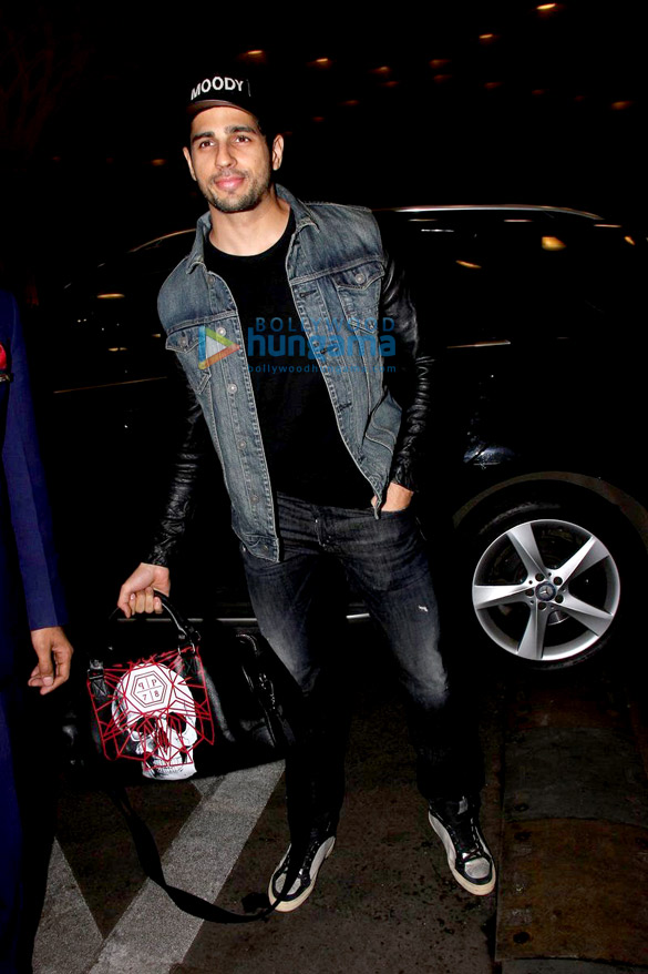 kareena kapoor khan sidharth malhotra farhan akhtarr snapped at the international airport 3