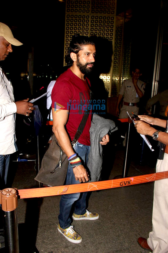 kareena kapoor khan sidharth malhotra farhan akhtarr snapped at the international airport 6