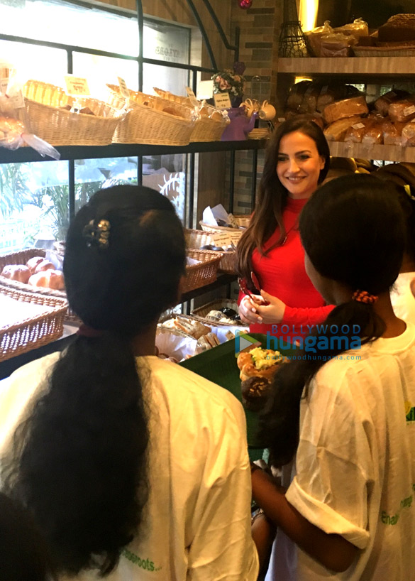 elli avram celebrates christmas at gaylords bake shop with the children from smile foundation 12